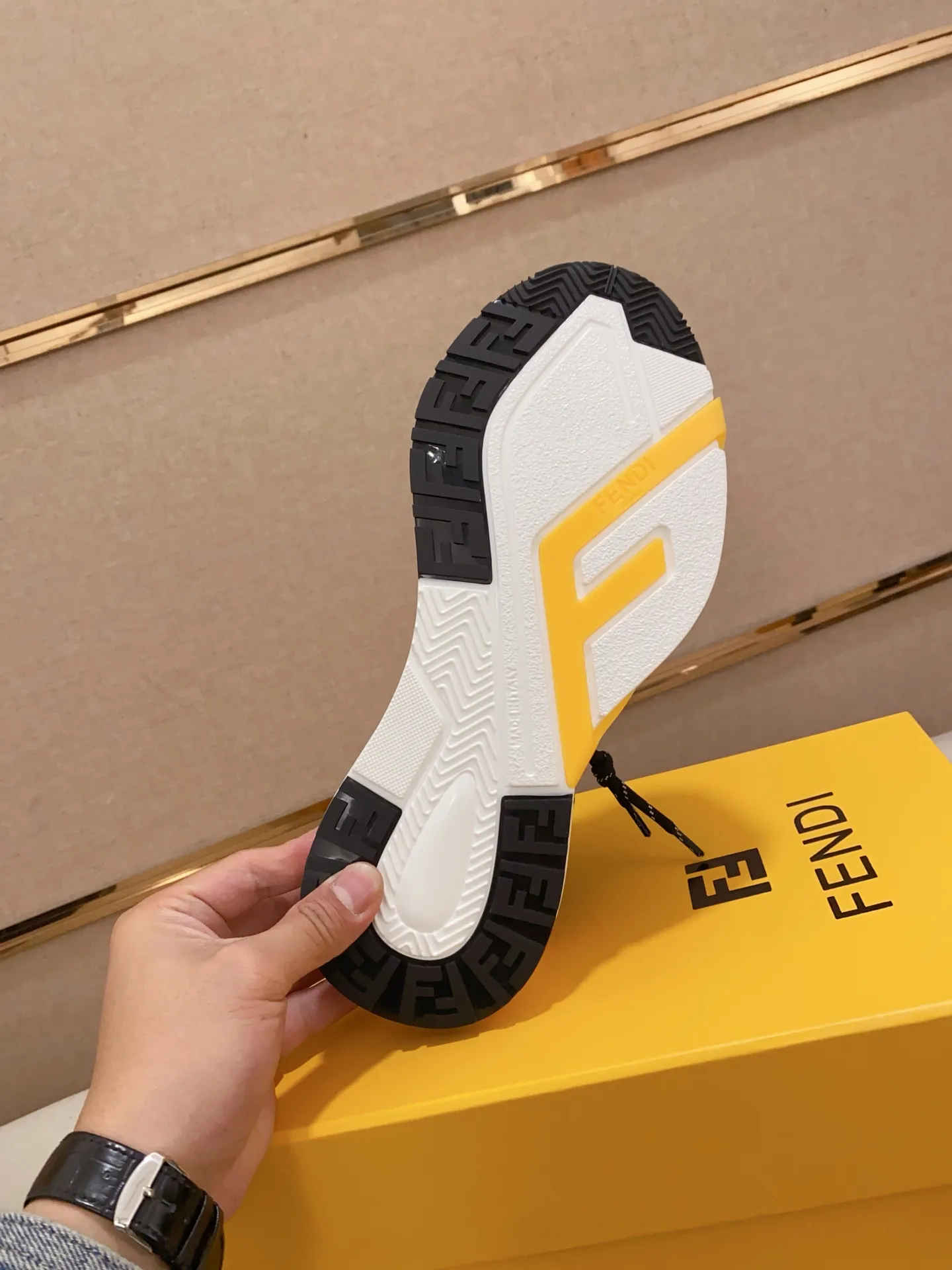 Men's shoes💰: 540💰(Higher version) [Fendi] Fendi's latest casual shoes for men! Available at counters simultaneously! A one-to-one replica of the original. Made entirely of imported top-grain calfskin, the interior is made of top-grain water-dyed cowhide, and the original factory-supplied rubber outsole. Leading new fashion concepts. Matching code: 38-44. 45 can be customized and non-returnable!
